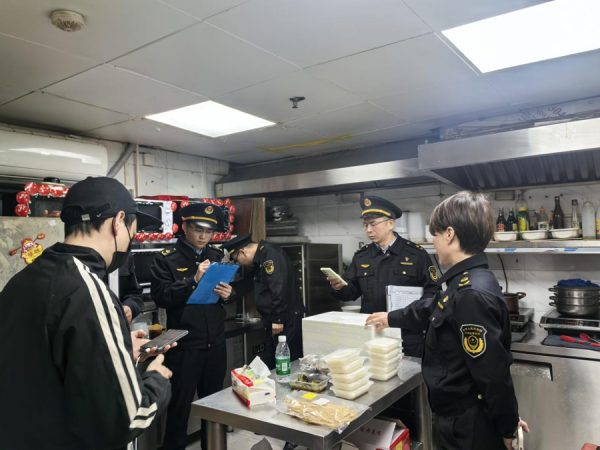 鸭肉冒充牛肉、抹布混入食品、伪造许可证，上海公布八起网络餐饮违法违规行为