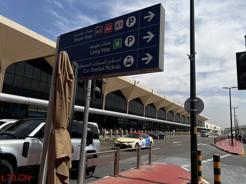 这是3月7日拍摄的阿联酋迪拜国际机场，该机场在伊朗战事期间曾短暂停止运营。新华社