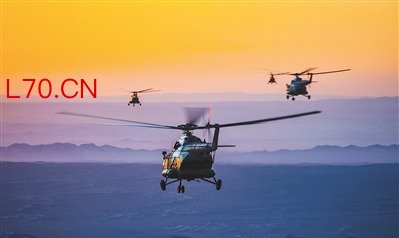 陆军某旅某营直升机奔赴任务现场。陆振宝摄