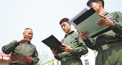 陆军某旅某营飞行员正在进行飞行准备。孟宪森摄