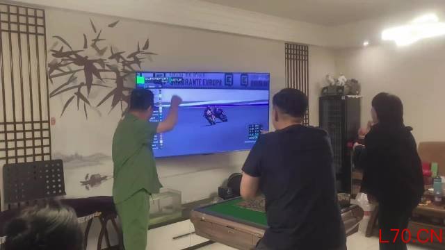 德比斯极限绝杀75号车手的那一刻成都股票杠杆成都股票杠杆，粉丝陷入狂欢，彻底嗨翻！