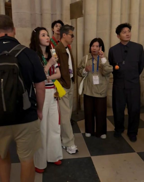 52岁李乃文法国陪老婆逛街，圈外妻子年轻漂亮，看着比他小十几岁
